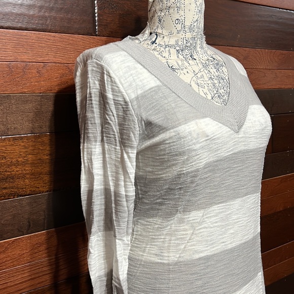 New York & Company V Neck 3/4 Sleeve White and Gray Sweater - Picture 4 of 6